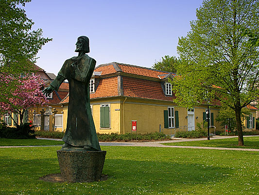 Denkmal "Nathan der Weise" mit Lessinghaus